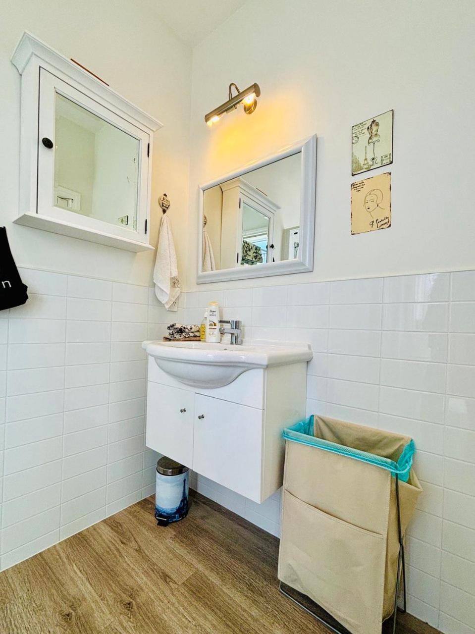 Papanui Paris Inspired Apartment ไครสต์เชิร์ช ภายนอก รูปภาพ