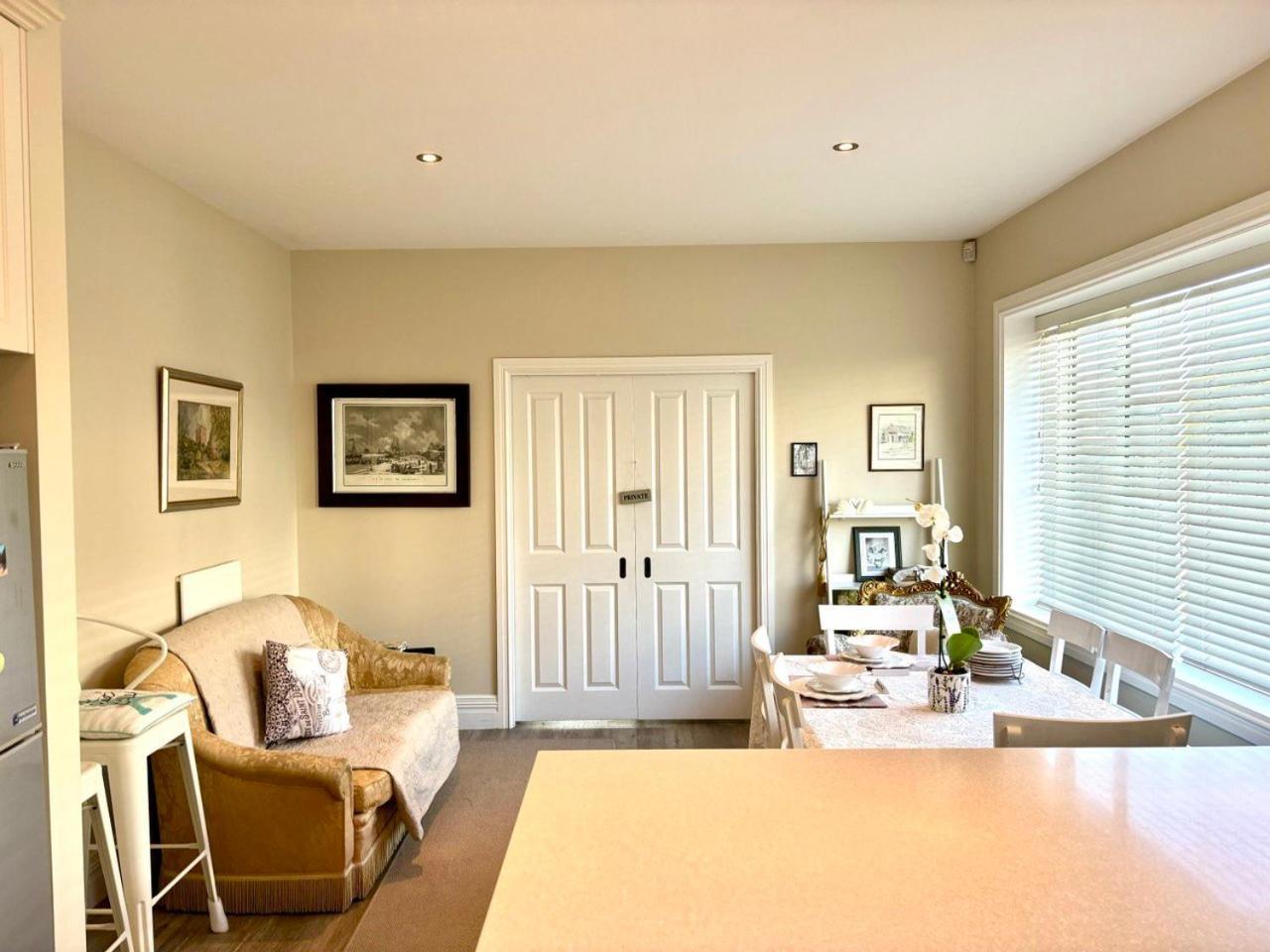 Papanui Paris Inspired Apartment ไครสต์เชิร์ช ภายนอก รูปภาพ